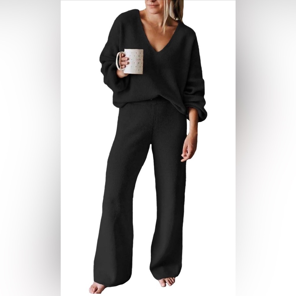 NWOT Women's 2 Piece V Neck Wide Leg Sweater Lounge Set.